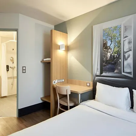 B&B Hôtel MAUREPAS Hotel 2*